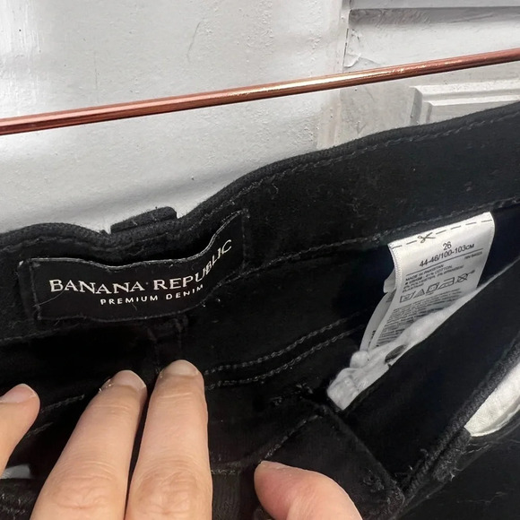 Size 26 banana republic black jeans with slightly distressed knee and raw hem - Picture 4 of 6